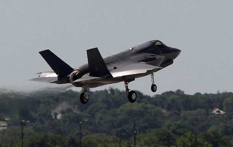 Chiếc F-35B cất cánh tại Fort Worth trong buổi lễ bàn giao cho Không quân Anh hôm 19/7. Chiếc F-35B cất cánh tại Fort Worth trong buổi lễ bàn giao cho Không quân Anh hôm 19/7.