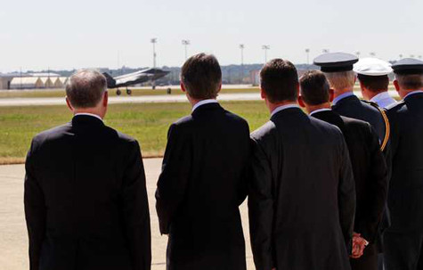 Các quan chức chiêm ngưỡng màn trình diễn của chiếc F-35B tại sân bay của công ty Lockheed Martin. Các quan chức chiêm ngưỡng màn trình diễn của chiếc F-35B tại sân bay của công ty Lockheed Martin.