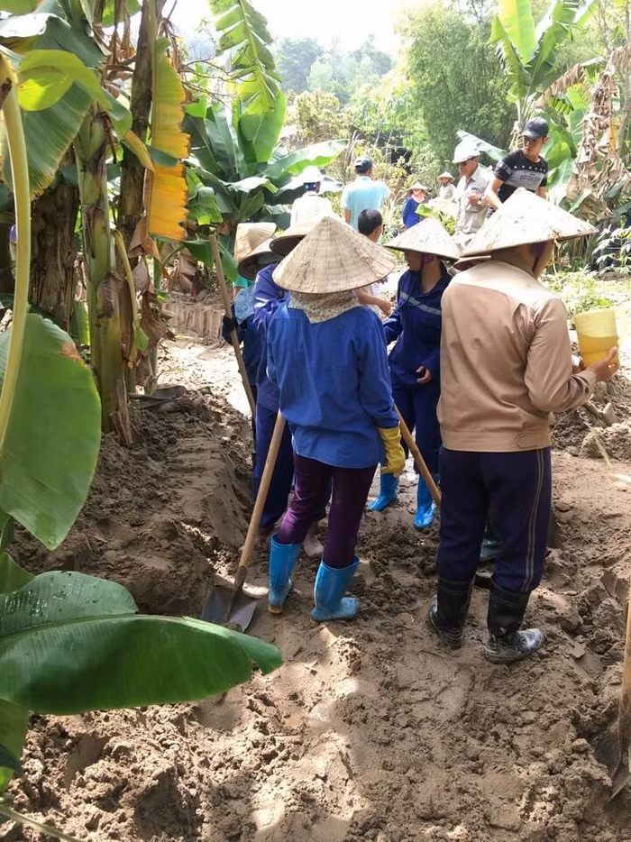 Đêm ngày 19/05, hàng trăm hộ dân sống quanh khu vực công trường thi công sân golf của Tập đoàn FLC (Hạ Long – Quảng Ninh) lại phải hứng chịu cảnh hàng khối đất cát, bùn trôi ào ạt xuống nhà dân chỉ sau một trận mưa. Ảnh do Ủy ban nhân dân phường Hà Lầm, thành phố Hạ Long (Quảng Ninh) cung cấp.