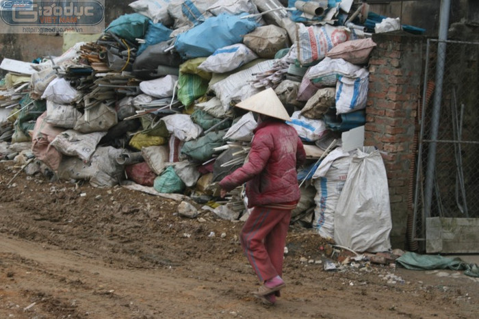 Cứ có người lạ tới là bà lại bỏ chạy. Cứ có người lạ tới là bà lại bỏ chạy.