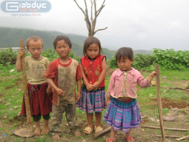 Ở đây, người lớn khi đi làm nương hay đi thồ nước thì tranh thủ tắm ở khe suối, những đứa trẻ này chỉ sử dụng nước vo gạo, nước rửa rau để rửa chân tay. Nước ăn còn chưa có nên một năm chúng chỉ được tắm khoảng 3 – 4 lần.