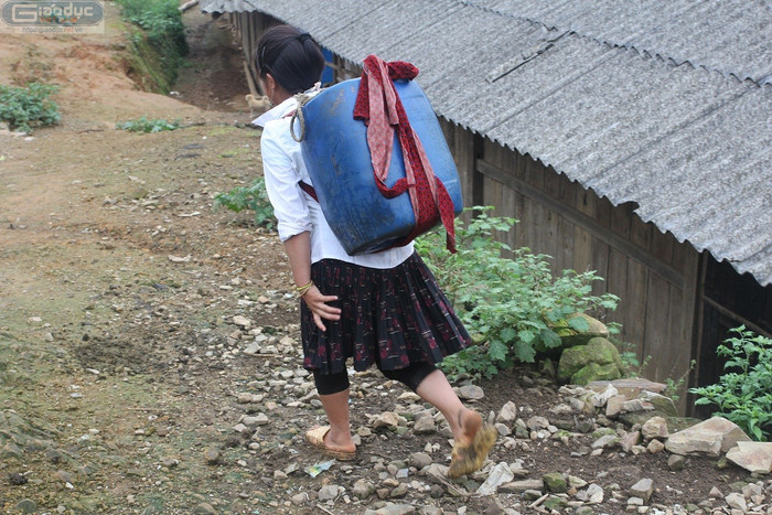Dọc đường đi, không khó để bắt gặp hình ảnh những mế già, những em nhỏ còng lưng địu nước.