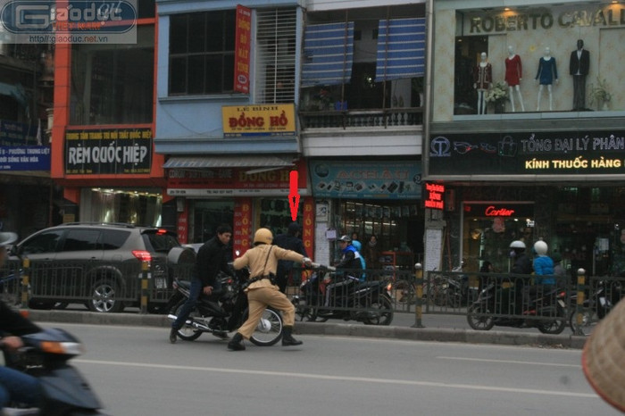 Khi phát hiện lực lượng 141 đang trực chốt tại Tây Sơn - Chùa Bộc (Hà Nội), Trần Văn Tuấn định quay đầu xe bỏ chạy nhưng lực lượng 141/Y1 đã xuất hiện kịp thời. Nguyễn Hoàng Anh nhảy xuống xe bỏ chạy Khi phát hiện lực lượng 141 đang trực chốt tại Tây Sơn - Chùa Bộc (Hà Nội), Trần Văn Tuấn định quay đầu xe bỏ chạy nhưng lực lượng 141/Y1 đã xuất hiện kịp thời. Nguyễn Hoàng Anh nhảy xuống xe bỏ chạy