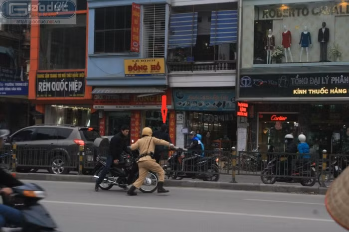 Khi phát hiện lực lượng 141 đang trực chốt tại Tây Sơn - Chùa Bộc (Hà Nội), Trần Văn Tuấn định quay đầu xe bỏ chạy nhưng lực lượng 141/Y1 đã xuất hiện kịp thời. Nguyễn Hoàng Anh nhảy xuống xe bỏ chạy