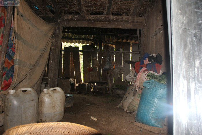 Người dân tận dụng từng vật dụng có thể đựng nước trong nhà để chứa từng hạt nước mà mỗi ngày người dân bản Sín Chải phải đi hơn 2km đến mó nước Khảo Tề Dê ở độ cao hơn 1.800m so với mặt nước biển, còn dân bản Mù Sang Cao thì đến mó nước Lẳng Than, đường đi khá dốc và hiểm trở.