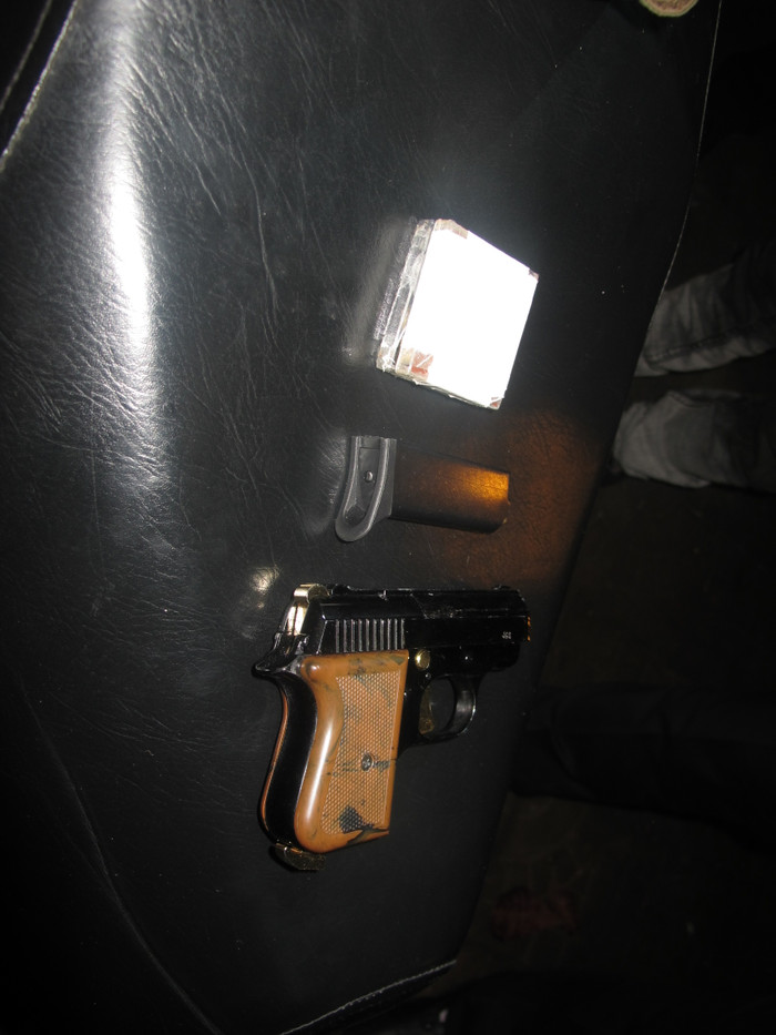 Kiểm tra trong cốp xe đạp điện của Tú, tổ công tác Y12/141 phát hiện khẩu súng Ekol Tuna được sản xuất ở Tiệp Khắc cũ và 18 viên đạn, trong đó 6 viên đã để sẵn trong hộp tiếp đạn. Kiểm tra trong cốp xe đạp điện của Tú, tổ công tác Y12/141 phát hiện khẩu súng Ekol Tuna được sản xuất ở Tiệp Khắc cũ và 18 viên đạn, trong đó 6 viên đã để sẵn trong hộp tiếp đạn.