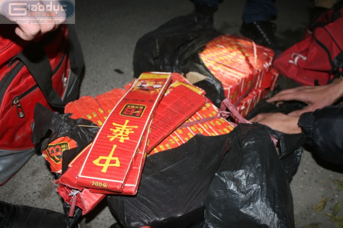 Những bánh pháo nổ này được đựng trong túi xách du lịch hành khách gửi trên xe. Những bánh pháo nổ này được đựng trong túi xách du lịch hành khách gửi trên xe.