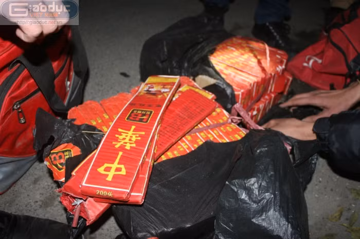 Những bánh pháo nổ này được đựng trong túi xách du lịch hành khách gửi trên xe.