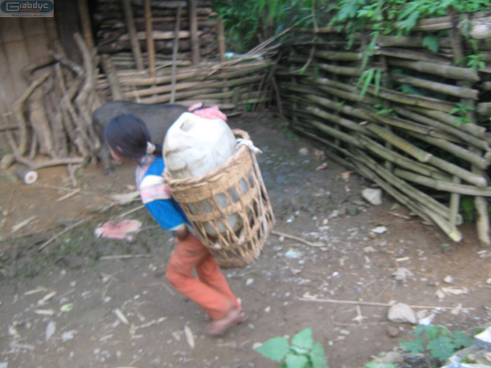 Hay Liều Thị Xế năm nay 10 tuổi cũng thay bố mẹ đi đoạn đường hơn 2km để khệ nệ mang từng can nước về cho sinh hoạt gia đình.