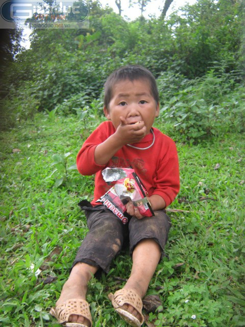 Gói mì tôm cũng trở thành “vật báu” với các em.