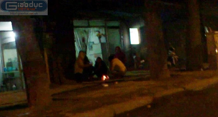 Khách đi rồi, họ lại tụ tập nhau ngồi bên đống lửa để tự sưởi ấm cho mình và chờ cơ hội mong manh ở những khách tiếp theo khi ngoài trời "mưa phùn gió bấc" vẫn đang bao trùm con đường nơi họ đang "hành nghề".