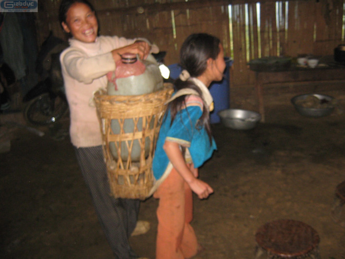 Và ai trong số họ cũng cảm thấy vui khi hứng được những giọt nước trong mùa “cháy khát” của bản làng.