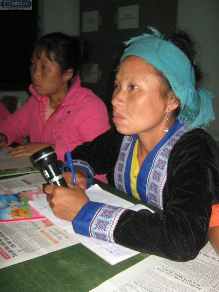 Người lớn thì tranh thủ tham gia lớp học “Xóa mù chữ” vào buổi tối khi không phải lên nương.