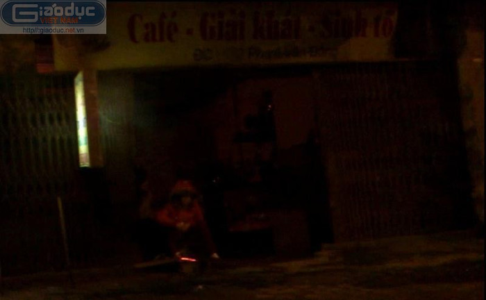 Đường Phạm Văn Đồng (Hà Nội) những ngày mưa rét vắng bóng những cô gái đứng hai bên đường, chỉ còn những cô gái ngồi sau cánh cửa xếp trong những căn nhà âm u, tối tăm.