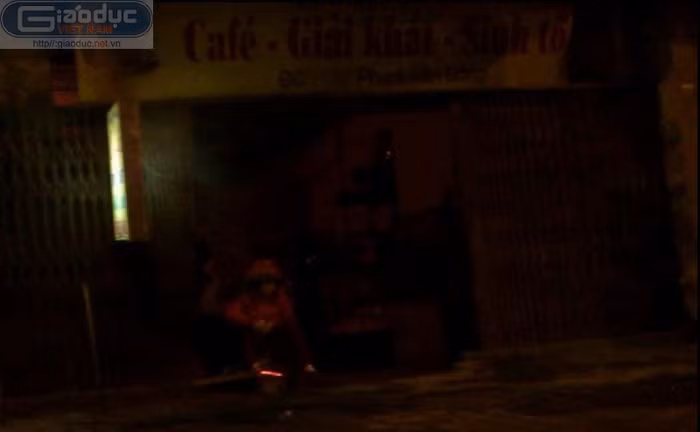 Đường Phạm Văn Đồng (Hà Nội) những ngày mưa rét vắng bóng những cô gái đứng hai bên đường, chỉ còn những cô gái ngồi sau cánh cửa xếp trong những căn nhà âm u, tối tăm.