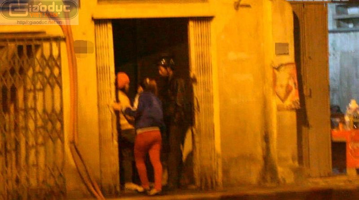 Một ngày làm việc ế ẩm nên chỉ thoáng thấy có khách tới, các cô gái lại tập trung nhau "săn đón" dù cho cả hai bên đang run lên trong cái lạnh dưới 10 độ của Hà Nội.