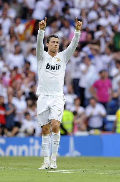 Ronaldo kết thúc mùa giải với 60 bàn thắng trên tất cả các mặt trận. Ronaldo kết thúc mùa giải với 60 bàn thắng trên tất cả các mặt trận.