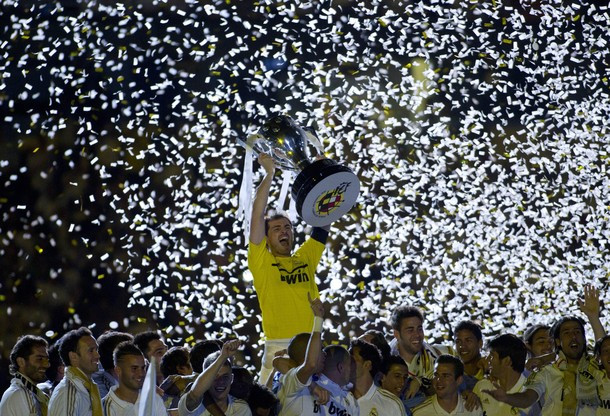 Real chính thức nhận cúp vô địch La Liga 2011/12. Real chính thức nhận cúp vô địch La Liga 2011/12.