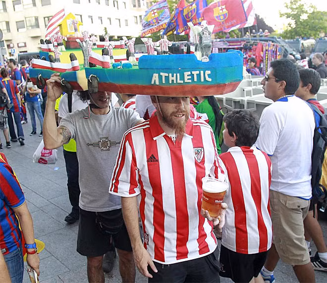 CĐV của Bilbao đến sân Vicente Calderon cỗ vũ cho đội nhà.