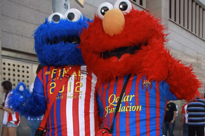 Không khí thân thiện giữa CĐV hai đội.