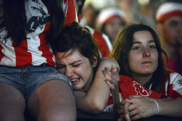 Niềm vui của người này là nỗi buồn của kẻ khác. Niềm vui của người này là nỗi buồn của kẻ khác.