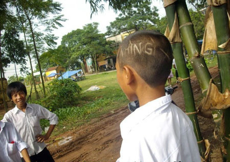 Nhìn gì? Nhìn gì?