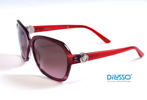 Kính mắt vuông vừa vặn, màu mắt rực rỡ của Versace.