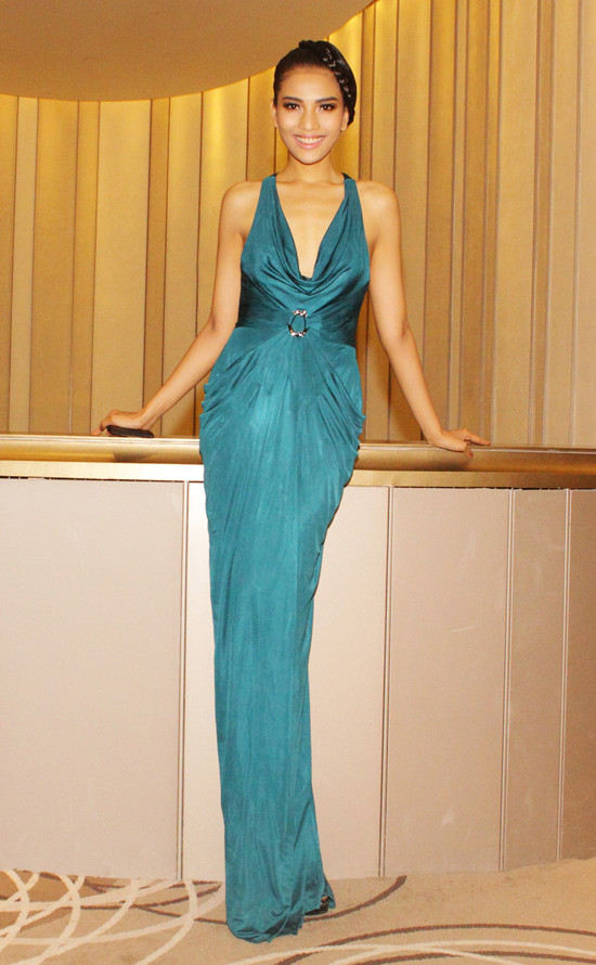 Đêm liên hoan còn có sự góp mặt của khá nhiều mỹ nhân. Trương Thị May tranh thủ xuất hiện trước khi "chạy sô" biểu diễn thời trang ở chương trình Duyên dáng Việt Nam.