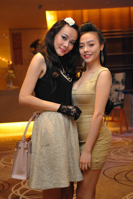 Dương Yến Ngọc bên cạnh nữ diễn viên Từ Hạnh Vân. Cách trang điểm nhẹ nhàng và trang phục trẻ trung, Dương Yến Ngọc không kém cạnh vẻ trẻ trung với đàn em.