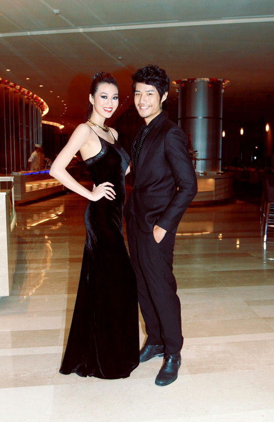 Người đẹp Khánh My bên cạnh nam ca sĩ Hồ Vĩnh Anh.