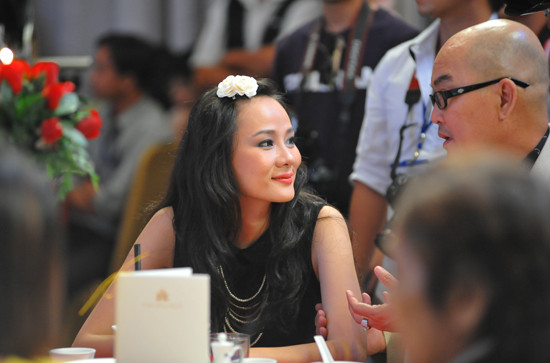 "Bà mẹ một con" nhận được nhiều sự quan tâm khi xuất hiện trong buổi tiệc. Thay vì cài hoa ở áo, Yến Ngọc chọn cài lên đầu để thêm phần trẻ trung.