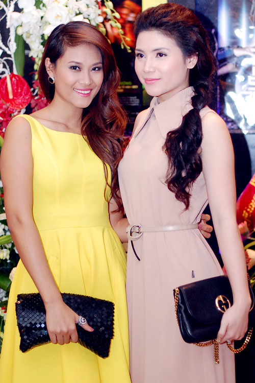 Phương Mai khoe chân dài giữa mùa đông Hà Nội