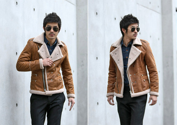 Sành điệu với chất liệu da lộn, khóa chéo rất tôn dáng.