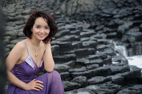 Giúp cô khoe bờ vai trần quyến rũ bên vực đá Giúp cô khoe bờ vai trần quyến rũ bên vực đá