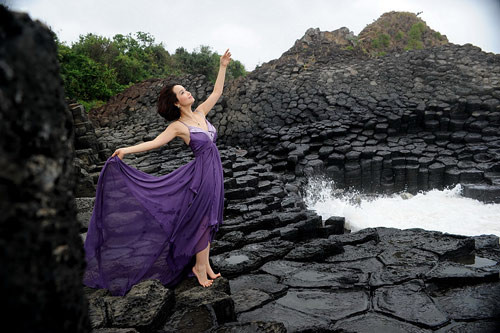 Cô giống như cánh chim hải âu tung bay giữa biển Cô giống như cánh chim hải âu tung bay giữa biển
