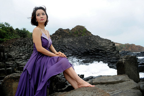 Cô Trúc thướt tha trong tà áo tím mộng mơ Cô Trúc thướt tha trong tà áo tím mộng mơ