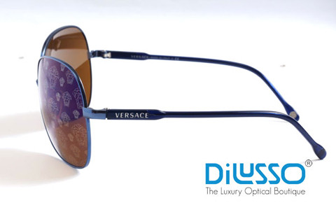 Góc nhìn nghiêng của cặp kính Versace Retro-Chic Lightness.