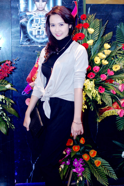 Phương Mai khoe chân dài giữa mùa đông Hà Nội