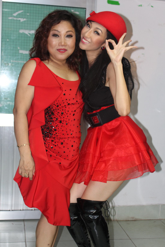 Lều Phương Anh nhí nhảnh bên nữ bên giám khảo Idol Lều Phương Anh nhí nhảnh bên nữ bên giám khảo Idol