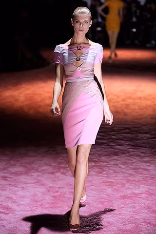 Từ trang phục quần tây sơmi và những bộ cánh áo đầm kín đáo cho công sở...