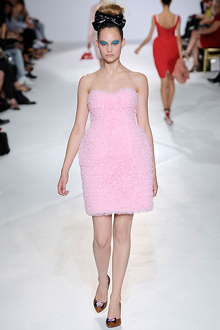 Sắc hồng nhạt phù hợp cho trang phục ban ngày Sắc hồng nhạt phù hợp cho trang phục ban ngày