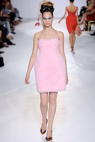 Sắc hồng nhạt phù hợp cho trang phục ban ngày