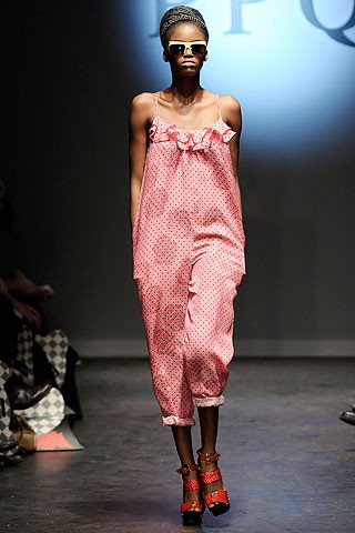 Màu hồng dễ mang lại tâm trạng hưng phấn cho ngày làm việc đầy hào hứng. Có thể là màu hồng nhạt đơn sắc hay điểm lấm chấm bi hoặc hoa rơi, tất cả đều mang lại vẻ đẹp rất nữ tính và dịu dàng. Màu hồng dễ mang lại tâm trạng hưng phấn cho ngày làm việc đầy hào hứng. Có thể là màu hồng nhạt đơn sắc hay điểm lấm chấm bi hoặc hoa rơi, tất cả đều mang lại vẻ đẹp rất nữ tính và dịu dàng.