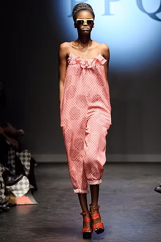 Màu hồng dễ mang lại tâm trạng hưng phấn cho ngày làm việc đầy hào hứng. Có thể là màu hồng nhạt đơn sắc hay điểm lấm chấm bi hoặc hoa rơi, tất cả đều mang lại vẻ đẹp rất nữ tính và dịu dàng.