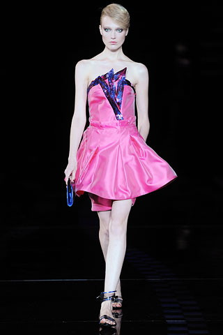 Ban đêm nên chọn gam màu hồng đậm để trông bạn càng nổi bật và rực rỡ hơn trong ánh sáng dạ tiệc về đêm. Ban đêm nên chọn gam màu hồng đậm để trông bạn càng nổi bật và rực rỡ hơn trong ánh sáng dạ tiệc về đêm.