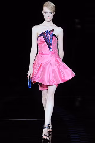 Ban đêm nên chọn gam màu hồng đậm để trông bạn càng nổi bật và rực rỡ hơn trong ánh sáng dạ tiệc về đêm.