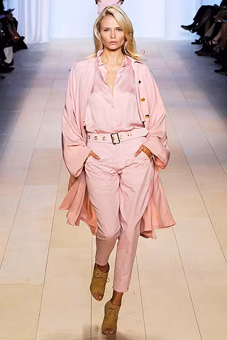 Màu hồng ngọt ngào luôn giúp phái đẹp trông tràn đầy sức sống, trẻ trung và xinh đẹp. Lịch sự với sơ mi, quần âu, áo khoác nhẹ cùng gam màu.