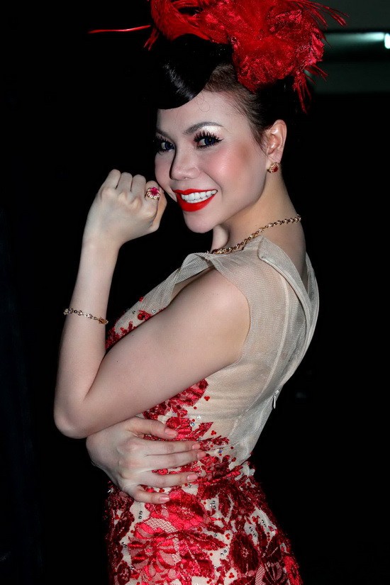 Gần đây, Trà Ngọc Hằng được khen ngợi về nhan sắc ngày càng rạng rỡ. Bởi thế đã xuất hiện tin đồn người đẹp đã can thiệp "dao kéo". Tuy nhiên Trà Ngọc Hằng bác bỏ ý kiến này.