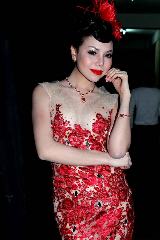 Trà Ngọc Hằng kém may mắn hơn khi để lộ một phần nhũ hoa do không mang áo ngực và cả miếng dán ngực.