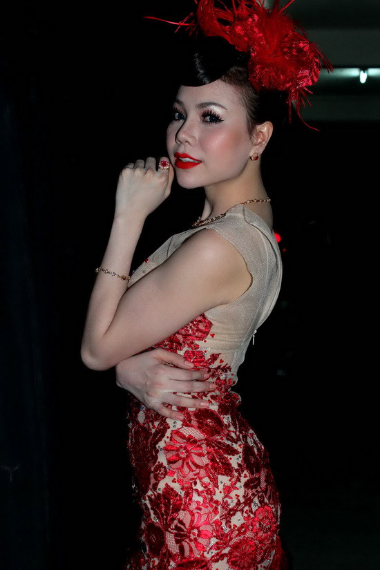 Diện đầm ren được coi là trò chơi mạo hiểm của người đẹp Việt. Bởi nếu may mắn được chiếc đầm “trung thành”, người mặc sẽ khoe được vòng một táo bạo, sexy khó cưỡng. Tuy nhiên, những trường hợp bị áo ren “phản chủ” lại chiếm phần đông.